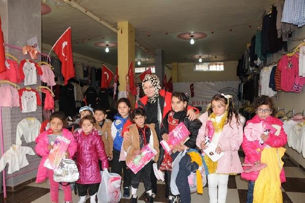 Suriyeli çocuklara ayakkabı ve mont
