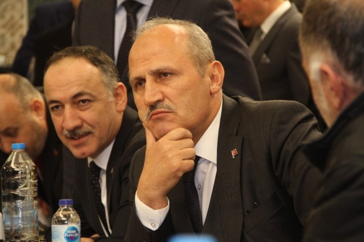 Ulaştırma ve Altyapı Bakanı Turhan, taksicilerle nakliyecilerin sorunlarını dinledi