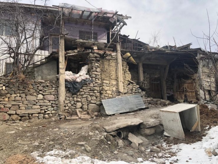 Ahmetadil köyü depremi derinden hissetti