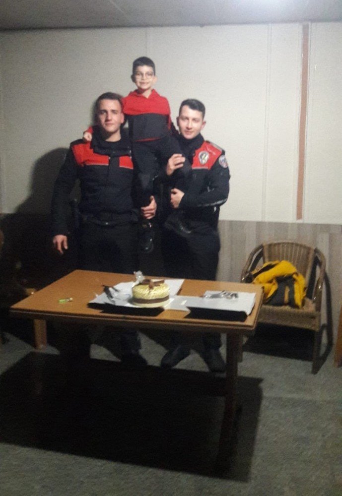 Yunus polislerinden küçük Erdem’e doğum günü sürprizi