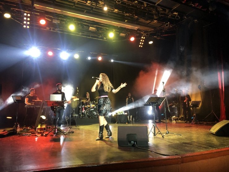 Üsküdar’da konser veren Irmak Arıcı’dan yeni şarkı mesajı