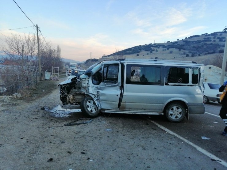 Isparta - Konya kara yolunda minibüse çarpan tır devrildi: 1 yaralı
