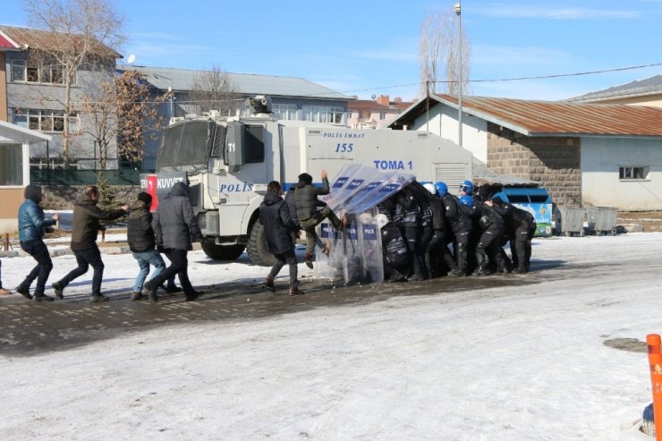 Kars’ta polisten gerçeği aratmayan tatbikat