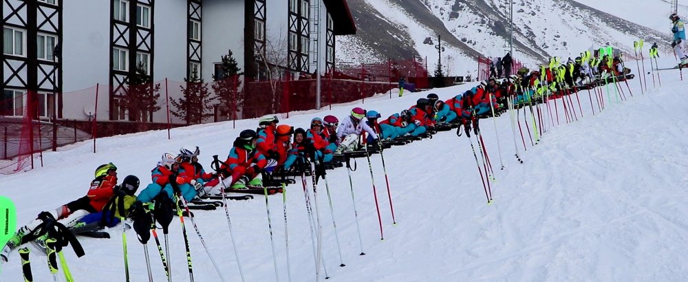 Kayakçıların 'domino taşı' gösterisi ilgi çekti