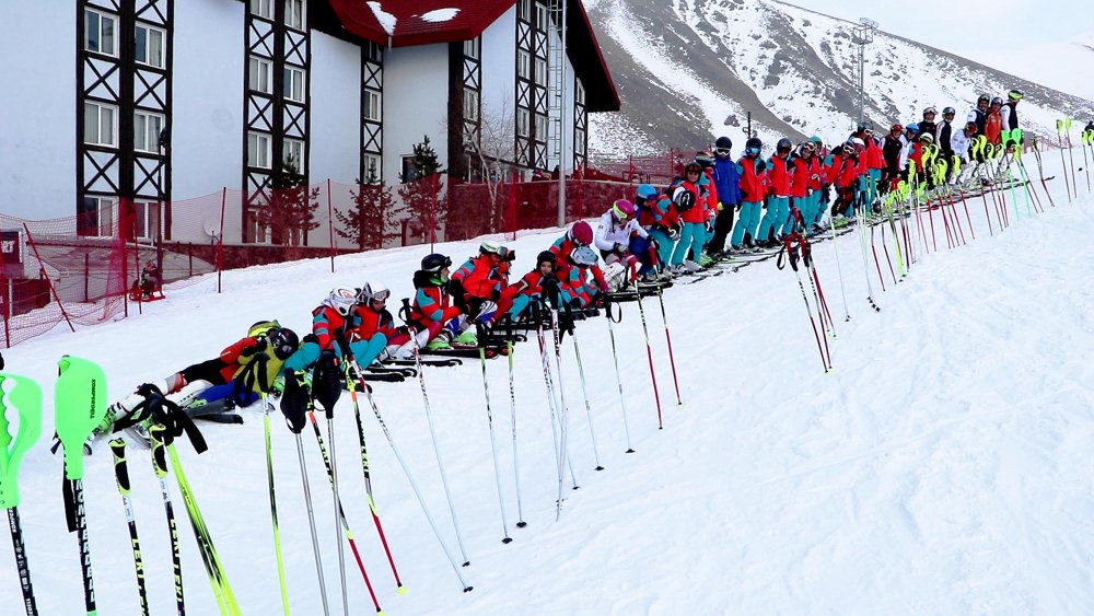 Kayakçıların 'domino taşı' gösterisi ilgi çekti