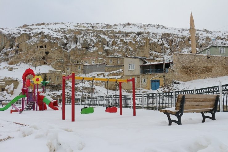 Konya’da buz tutan barajda kartpostallık görüntüler ortaya çıktı