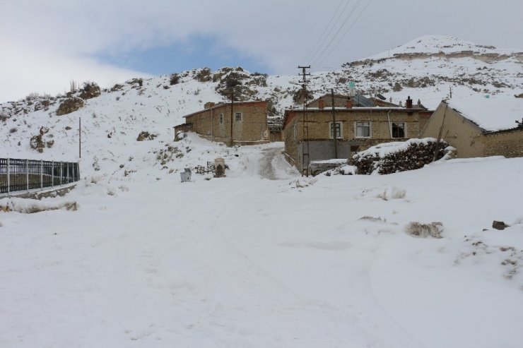 Konya’da buz tutan barajda kartpostallık görüntüler ortaya çıktı