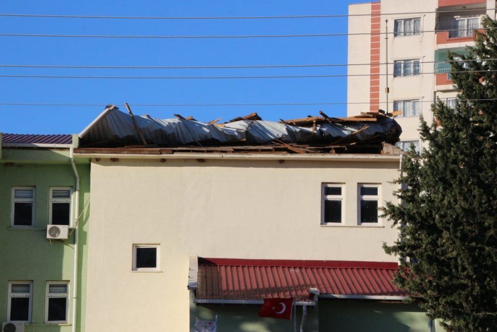 Adana'da fırtına, çatıları uçurdu