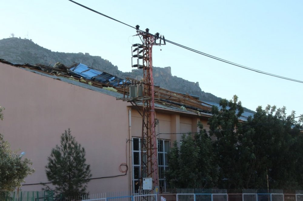 Adana'da fırtına, çatıları uçurdu