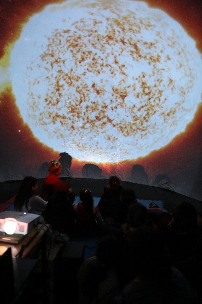 Akhisarlı öğrenciler planetaryum ile gök bilimlerini öğrendi