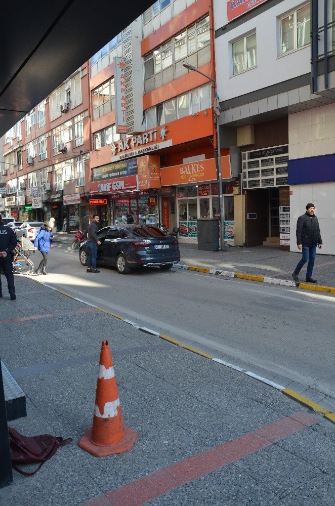 Çantasını AK Parti’nin önünde unutunca polis alarma geçti