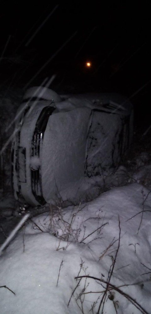 Karlı yolda kayan iki araç şarampole yuvarlandı: 6 yaralı