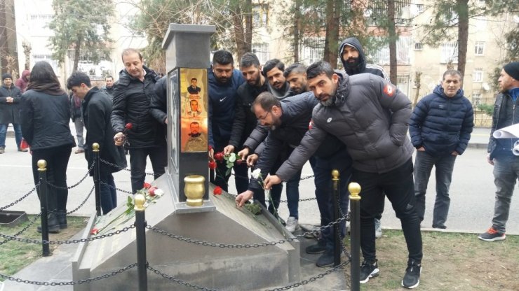 Diyarbakırspor’dan Ali Gaffar Okkan’a karanfilli anma