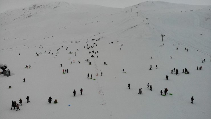 Yarı yıl tatili, kayak merkezini hafta içi de doldurdu