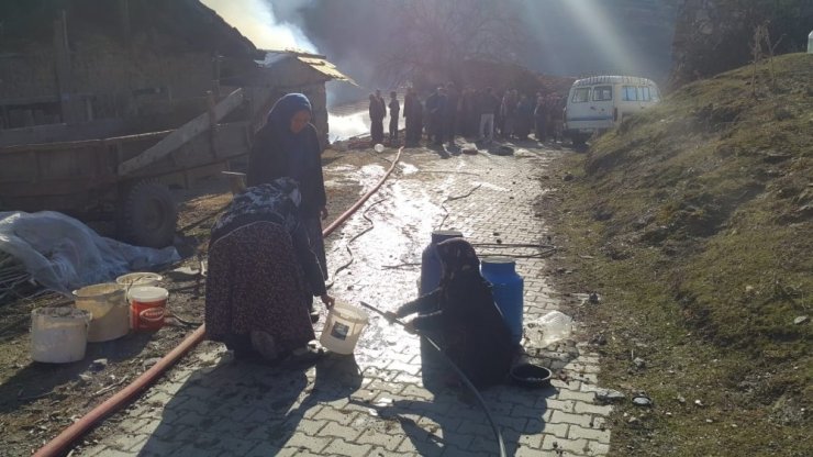 Köyde çıkan yangına kadınlar kovalarla su taşıyarak müdahale etti