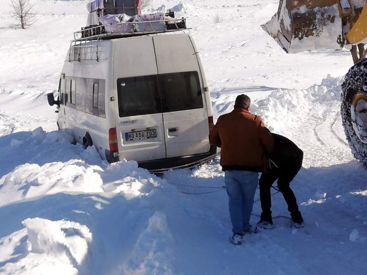 Karda mahsur kalan 2 minibüs yolcularıyla beraber kurtarıldı