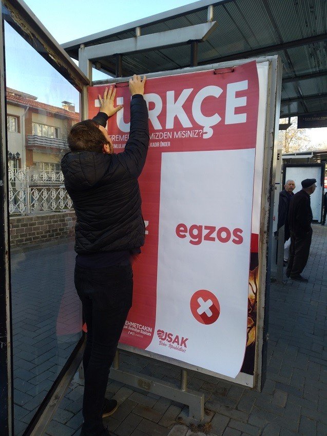 Astıkları afişlerle sokakta Türkçe eğitimi veriyorlar