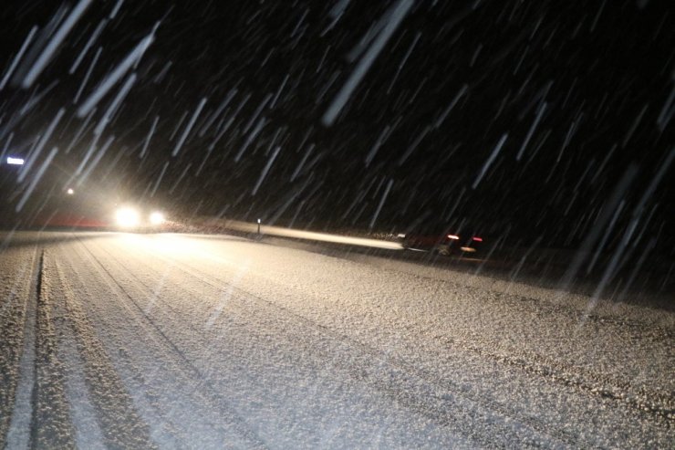 Zonguldak’ta aniden bastıran kar hayatı olumsuz etkiledi