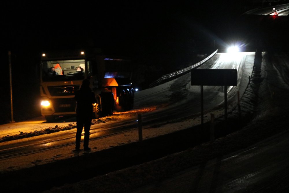 Zonguldak'ta etkili olan kar sürücülere zor anlar yaşattı