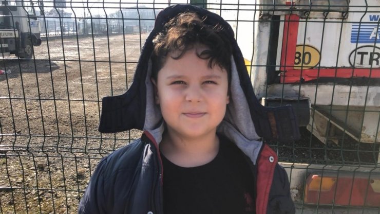 6 yaşındaki Muhammet depremzedeler için giydiği montu gönderdi
