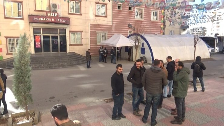 HDP önündeki ailelerden Elazığ’a yardım çağrısı: "Çadırımızı göndermeye ve çalışmalara katılmaya hazırız"