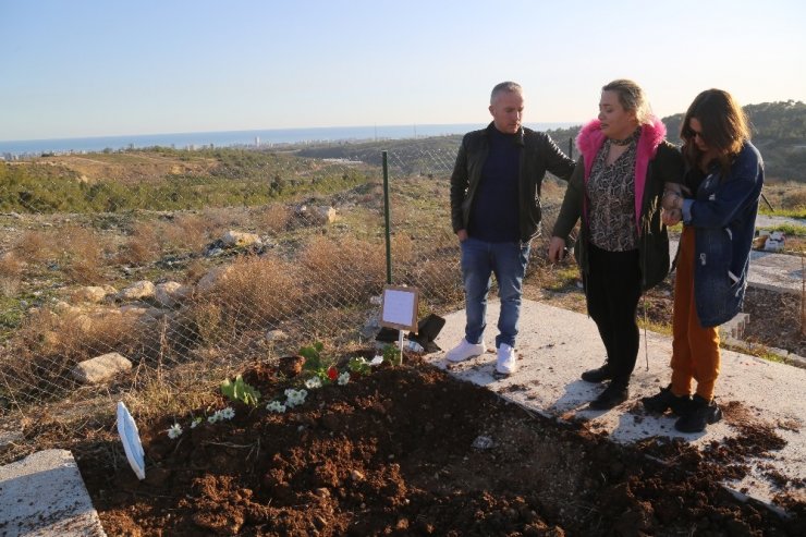 Depremde kalp krizinden ölen köpek Mersin’deki hayvan mezarlığına gömüldü