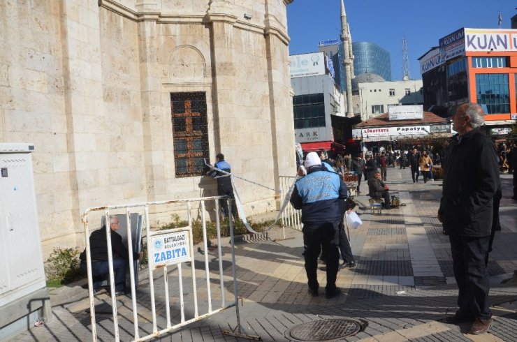 Depremde Yeni Cami hasar gördü