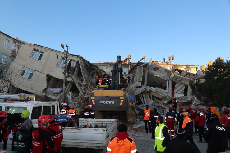 Elazığ’da depremin etkileri gün ağarınca ortaya çıktı