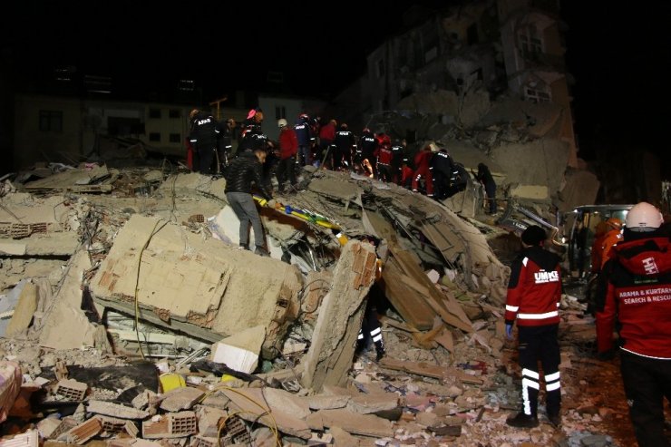 Depremin yaşandığı Elazığ’da vatandaşlar sokaklarda sabahladı