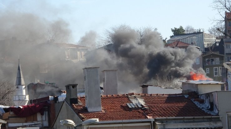 Fatih’te 3 katlı bina alev alev yandı