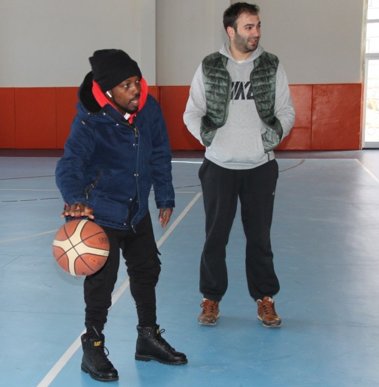 Sivassporlu futbolcular basketbol oynadı