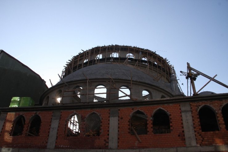 Sultangazi’de inşaat halindeki caminin kubbesi çöktü