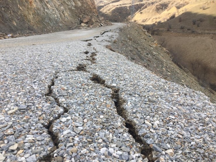 Dev kaya parçaları depremden sonra yolu kapattı