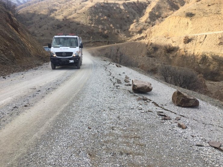 Dev kaya parçaları depremden sonra yolu kapattı