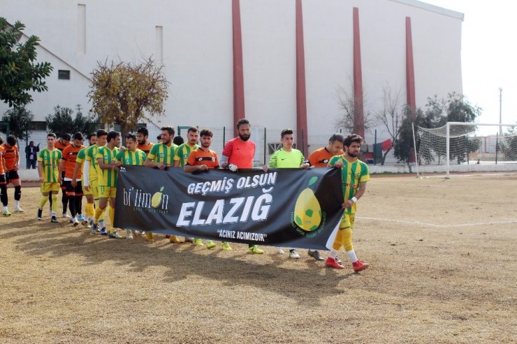 Erdemli’de futbolcular açtıkları pankartla Elazığ depreminin acısını paylaştı