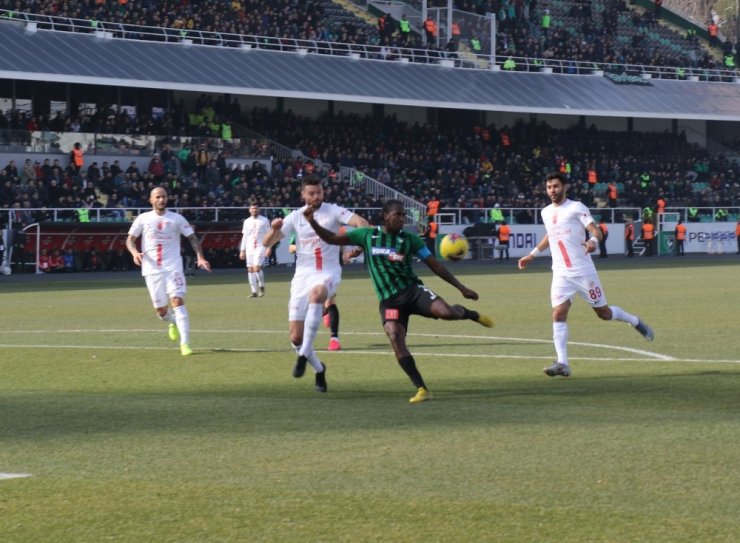 Süper Lig: Denizlispor:0 - Antalyaspor: 2 (İlk Yarı)