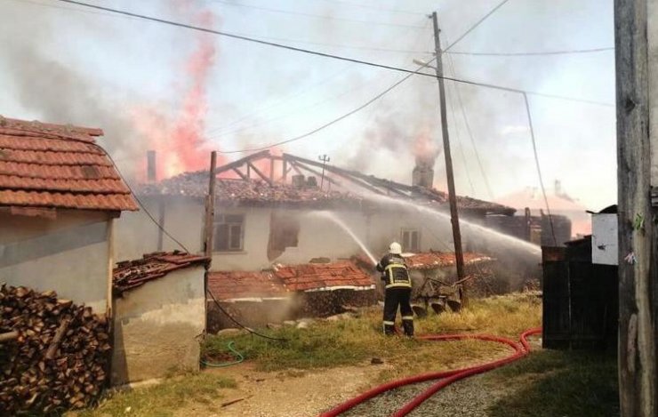 Taşköprü Belediyesi itfaiye ekipleri, 19 ev yangınına müdahale etti