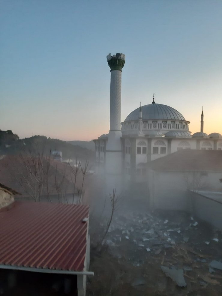 Kırkağaç’ta depremde hasar gören cami minaresi kontrollü şekilde yıkıldı