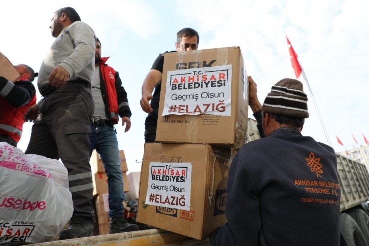 Akhisar Belediyesi’nin yardım araçları yola çıktı