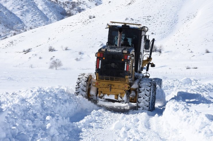 Kardan kapanan köy yolları tek tek açılıyor