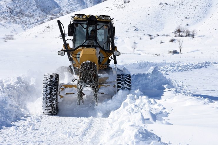 Kardan kapanan köy yolları tek tek açılıyor