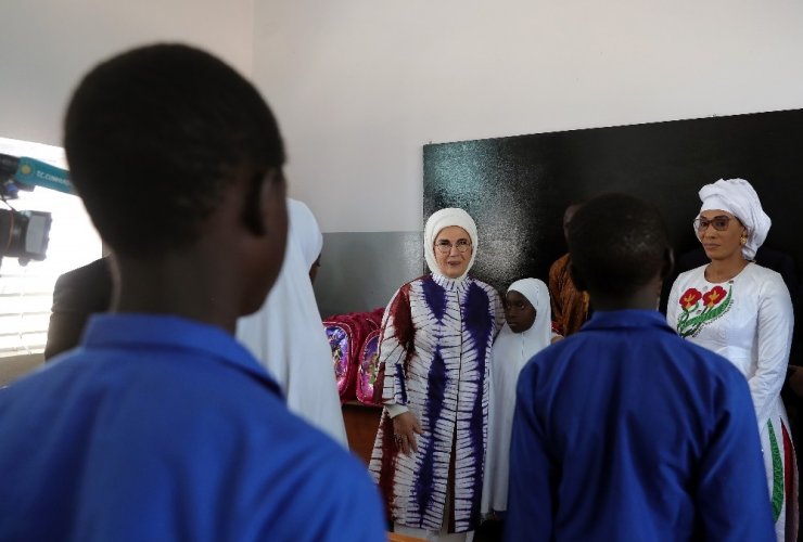 Emine Erdoğan Gambiya’da okul ve cami açılışı yaptı