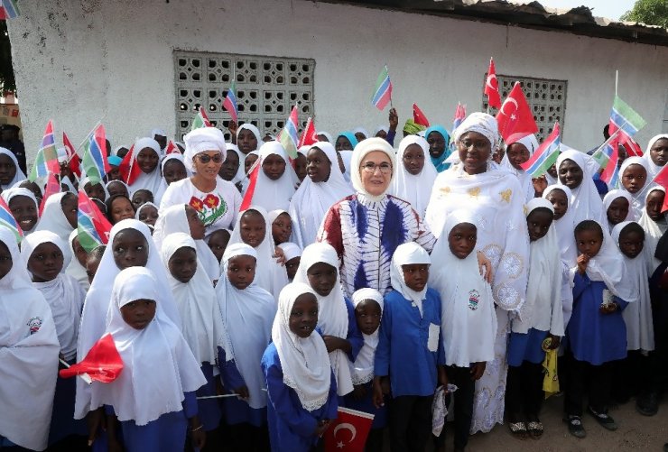 Emine Erdoğan Gambiya’da okul ve cami açılışı yaptı