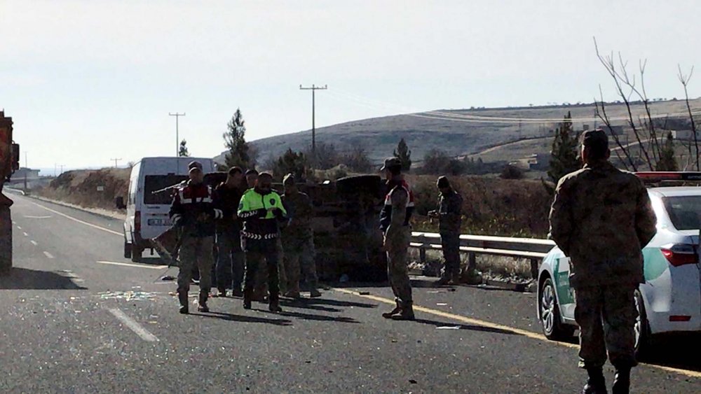 Şanlıurfa'da askeri araç devrildi: 4 yaralı
