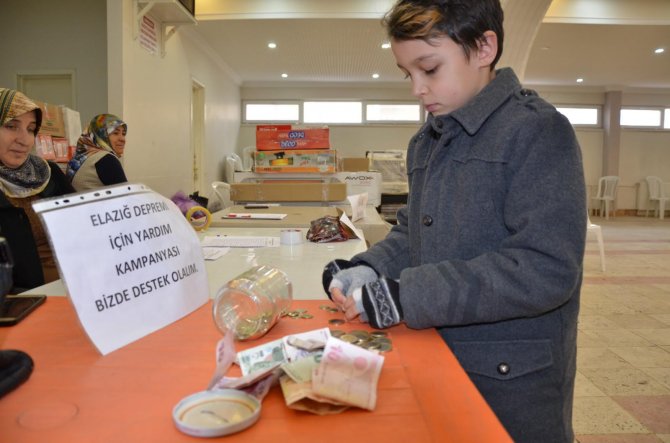9 yaşındaki Mücahit, depremzedeler için ilçe pazarında yardım topladı