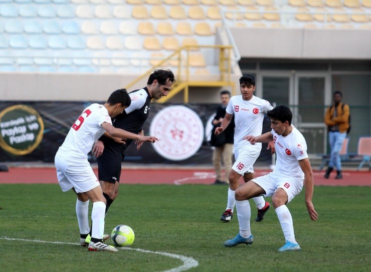 Suriyeli gençler, eski ünlü futbolcularla gösteri maçına çıktı