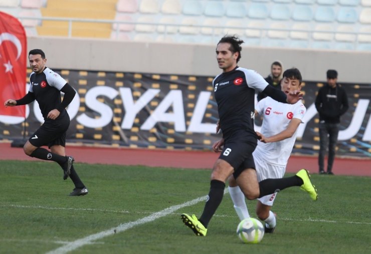 Suriyeli gençler, eski ünlü futbolcularla gösteri maçına çıktı