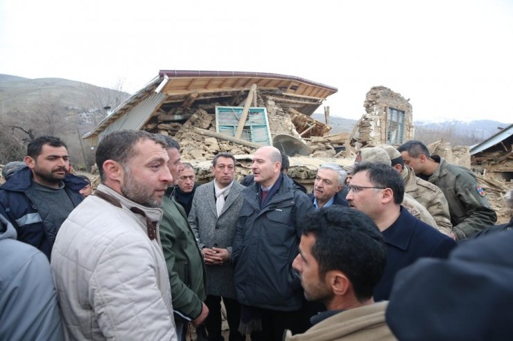 İçişleri Bakanı Soylu ile Sağlık Bakanı Koca depremde 6 evin yıkıldığı köyde incelemede bulundu