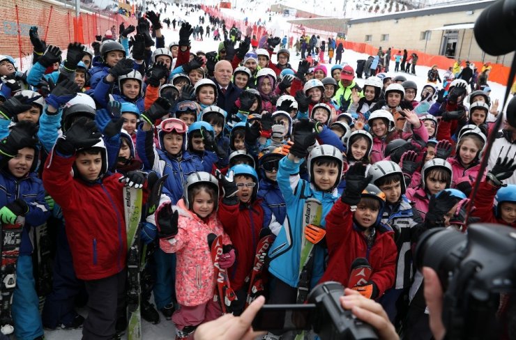 Başkan Sekmen: “Erzurum’da kayak bilmeyen çocuk kalmayacak”
