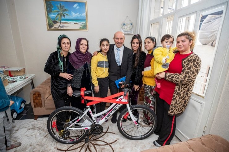 Başkan Soyer’den başarılı ortaokul öğrencisine bisiklet hediyesi
